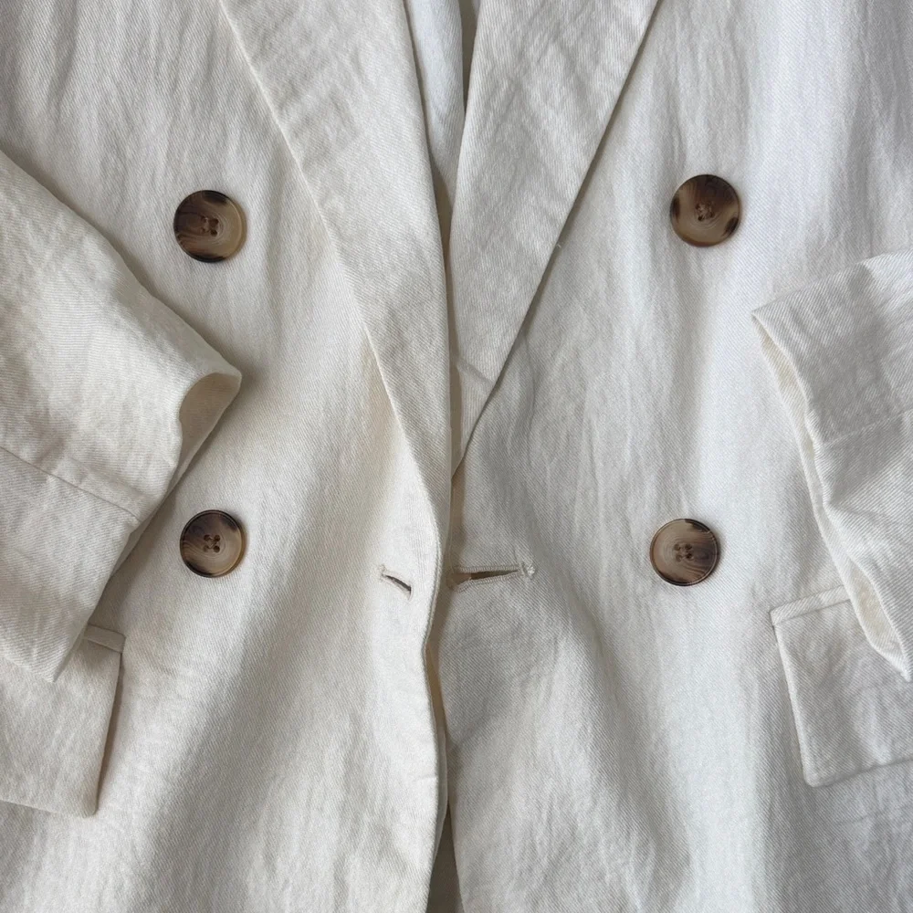 Women’s Double-Breasted Cream Lightweight Blazer - Picture 3 of 12